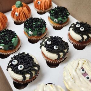 Douze terrifiants cupcakes d'Halloween décorés de crème au beurre. Ce coffret comprend 3 citrouilles, 3 Frankenstein, 3 araignées et 3 momies. La douzaine propose nos quatre saveurs les plus populaires : vanille, chocolat, red velvet et funfetti. Disponible jusqu'à la fin octobre!