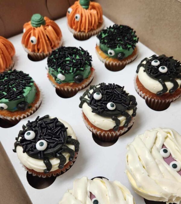 Douze terrifiants cupcakes d'Halloween décorés de crème au beurre. Ce coffret comprend 3 citrouilles, 3 Frankenstein, 3 araignées et 3 momies. La douzaine propose nos quatre saveurs les plus populaires : vanille, chocolat, red velvet et funfetti. Disponible jusqu'à la fin octobre!