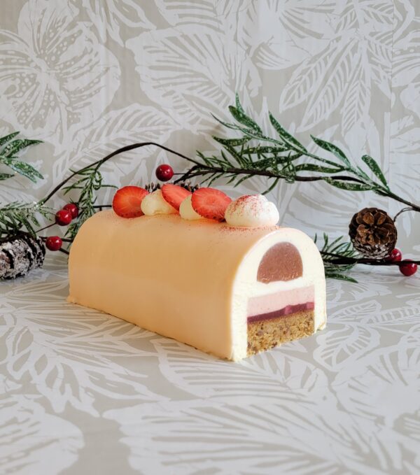 Mousse à la vanille, biscuit financier au tournesol rôti, gelée et crémeux à la fraise et compotée de rhubarbe.